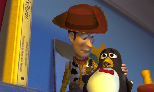 Bild 1 von 23: Cowboy Woody wurde entführt! Da gibt es für seinen besten Freund Space Ranger Buzz Lightyear nur eins: raus aus der Spielzeugkiste, rein ins größte Rettungsabenteuer! Und mit dabei sind all die witzigen, chaotischen und tapferen Spielzeuge aus Andys Zimmer. Sie riskieren wirklich alles, um ihren Freund aus den Händen des skrupellosen Spielzeughändlers Al zu befreien. Der will Woody als Sammlerstück an ein japanisches Museum verkaufen. Ihre spannende Suche führt über gefährliche Kreuzungen, in gigantische Spielzeuggeschäfte und durch abgrundtiefe Fahrstuhlschächte. Ein Gag jagt den nächsten, wenn sie die ganze Stadt auf den Kopf stellen. Doch als sie Woody endlich finden, ist es fast zu spät. Er wird, gut verpackt, schon zum Abflug verfrachtet . . .