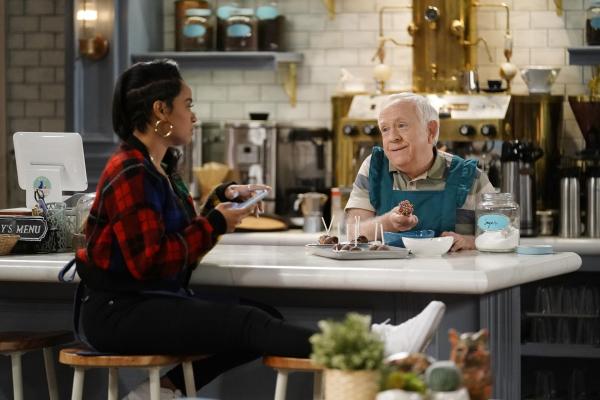Bild 1 von 16: Randi (Kyla Pratt, l.); Phil (Leslie Jordan, r.)