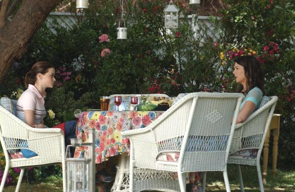 Bild 1 von 22: Ausnahmsweise sind sich Mutter und Tochter gar nicht einig. Lorelai (Lauren Graham, r.) hat kein Verständnis dafür, dass ihre Tochter Rory (Alexis Bledel, l.) ihre Unschuld an einen verheirateten Mann verloren hat ...