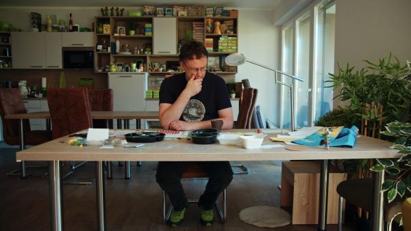 Bild 1 von 14: Spieleautor Uwe Rosenberg denkt in seinem Büro über einen Prototypen nach.