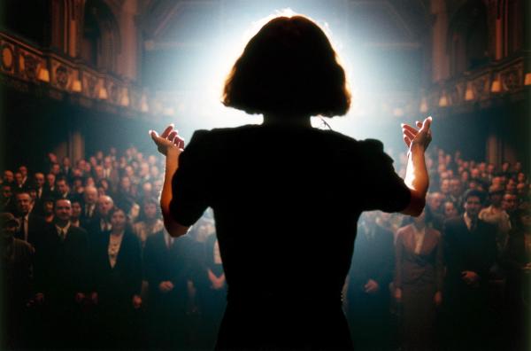 Bild 1 von 5: Edith Piaf (Marion Cotillard) wird zum Star und füllt Abend für Abend Konzertsäle.