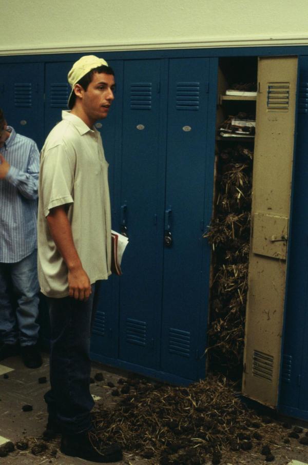 Bild 1 von 18: Als sein Vater ihm erzählt, dass Billy (Adam Sandler) damals nur die Schule geschafft hat, weil seine Eltern die Lehrer bestochen haben, beschließt Billy, seinem Vater zu zeigen, dass er die Schule auch ohne dessen Hilfe schafft. In 24 Wochen will er den Lernstoff von der ersten bis zur zwölften Klasse aufholen. Also kehrt er mit 27 Jahren in die Schule zurück ...