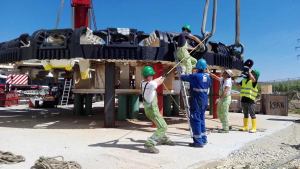 Bild 1 von 3: Das 200 Tonnen schwere Schneidrad muss gründlich für die Verladung gesichert werden.