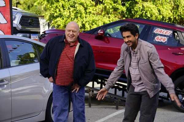 Bild 1 von 16: Art (Dean Norris, l.); Al (Adhir Kalyan, r.)