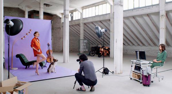 Bild 1 von 4: Ella (Alexandra Sagurna) hat ihren ersten Job als Model für eine Hundefutter-Werbekampagne.