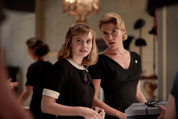 Bild 1 von 13: Lisa (Angourie Rice, l.); Fay (Rachael Taylor, r.)
