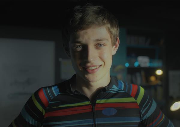 Bild 1 von 5: Aaron (Philip Müller) ist glücklich und zufrieden die Fahrradtour nicht sofort machen zu müssen.