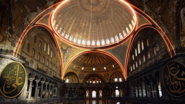 Bild 1 von 5: Es ist ein Wunder, dass die gigantische Kuppel der Hagia Sophia bis heute auf ihren Pfeilern thront: Istanbul wurde auf einer sehr aktiven seismischen Verwerfung errichtet.