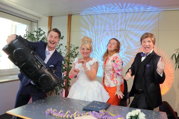 Bild 1 von 10: Celebration: Von links: Florian Simbeck, Constanze Lindner, Franziska Wanninger und Michl Müller.