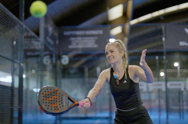 Bild 1 von 4: Patricia Grove ist im Team der Nationalmannschaft im Padel-Tennis. Sie nimmt an einem 30-tägigen Vagusnerv-Training teil, um ihre Stressresilienz zu stärken.