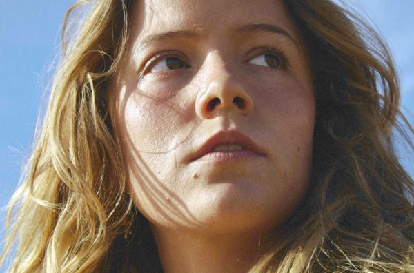 Bild 1 von 4: Camille (Marysole Fertard) fühlt sich von ihren Eltern alleingelassen - sie sind zu sehr mit ihren Streitereien beschäftigt.