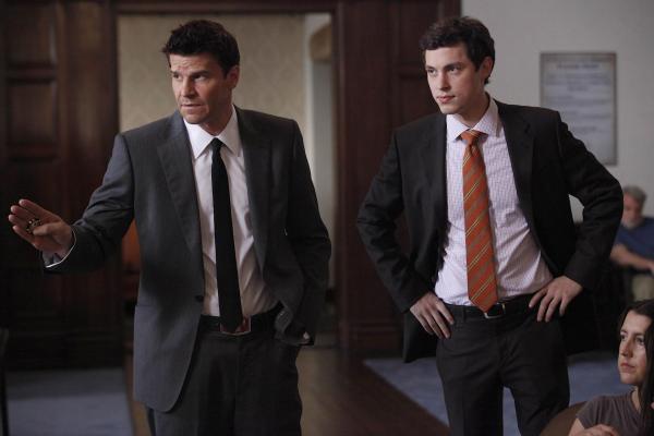 Bild 1 von 9: Booth (David Boreanaz, l.); Sweets (John Francis Daley, r.)