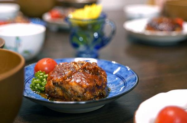 Bild 1 von 3: Für dieses japanische Gericht werden Schweinefleisch, Tofu, ein Ei, gehackte Zwiebeln und Sojasoße miteinander vermengt. Aus der Mischung werden dann Fladen gebraten, die mit Soße serviert werden.