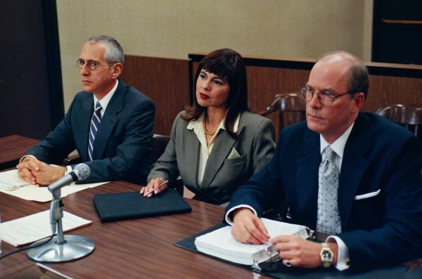 Bild 1 von 18: Müssen sich warm anziehen: Ms. Sanchez (Gina Gallego, M.) die Repräsentative und die Anwälte von PG&E (Michael Shamberg, l. und Don Snell, r.) ...