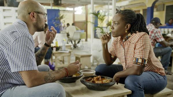 Bild 1 von 4: Meistersommelier Carlton McCoy trifft sich mit Chefköchin und Unternehmerin Selassie Atadika. Sie wuchs in den USA auf und zog später zurück nach Ghana.