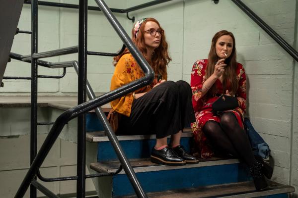 Bild 1 von 3: Villanelle (Jodie Comer, l.) nutzt ihre Chance und verwickelt Gemma (Emma Pierson, r.) in ein Gespräch. Sie macht auf Gemma einen netten Eindruck. Doch Villanelle hat einen perfiden Plan.