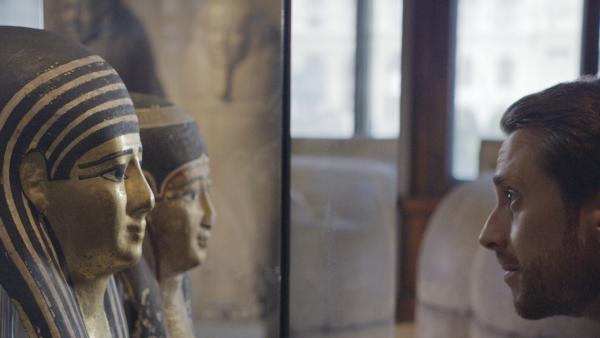 Bild 1 von 15: Auge in Auge mit Mumienmasken aus der Ptolomäerzeit: Mirko Drotschmann in der Ägyptisch-Orientalischen Sammlung des Kunsthistorischen Museums in Wien. Sie ist mit rund 17 000 Objekten eine der weltweit bedeutendsten Sammlungen ägyptischer Kunst.