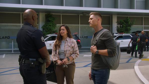 Bild 1 von 3: Officer Tim Bradford (Eric Winter, r.) und Lucy Chen (Melissa O'Neil, M.) erhalten vom Polizeichef Wade Grey (Richard T. Jones, l.) die Anweisung, gemeinsam Streife zu fahren. Damit sind sie zum ersten Mal nicht nur als Team, sondern auch als Paar unterwegs.