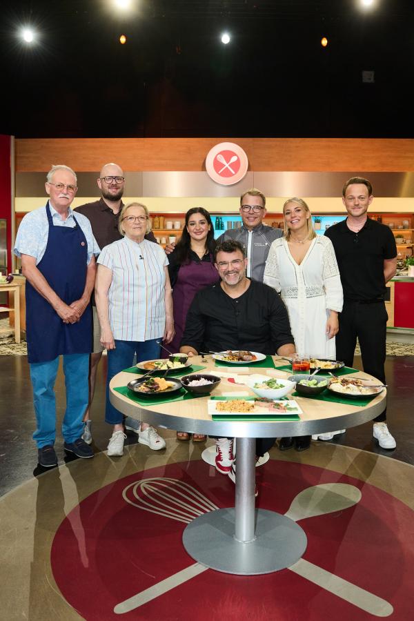 Bild 1 von 14: Gruppenfoto von links: Kandidaten Reinhold Holtz, Matthias Hambach, Irene Knobe, Lara Herziger, Juror Tarik Rose, Moderator Mario Kotaska, Kandidaten Michelle Tirschler und Alexander Horst