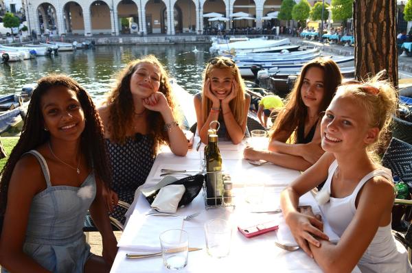 Bild 1 von 2: Serena, Natalie, Luna, Kaya und Jolina (v.l.n.r.) beim Essen im Hafen