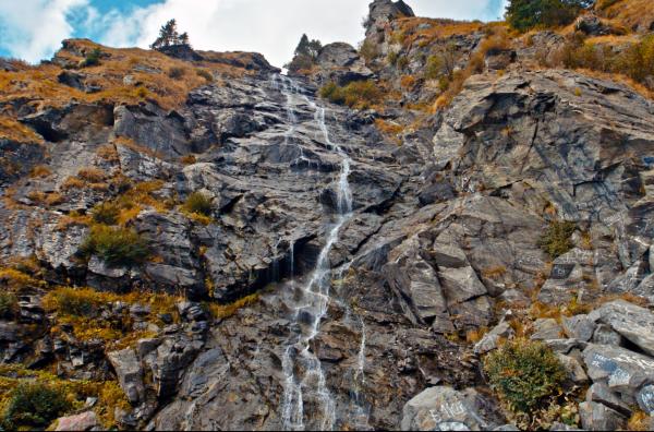 Bild 1 von 3: Der Capra-Wasserfall im F?g?ra?-Gebirge gehört zu den eindrucksvollsten Naturkulissen der Südkarpaten.