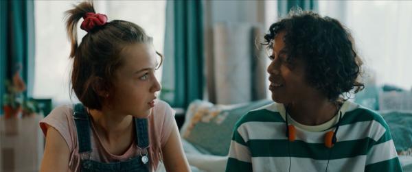 Bild 1 von 4: Ella (Cécile Enthoven) und Felix (Junes Callaert) verstehen sich gut.