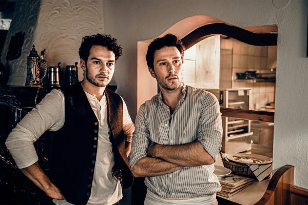 Bild 1 von 7: Bastian Pfeiffer (Raban Bieling, l.) und Franz Roth (Pablo Sprungala) beobachten skeptisch, wie sich Franz' 16-jährige Nichte als Bedienung im \