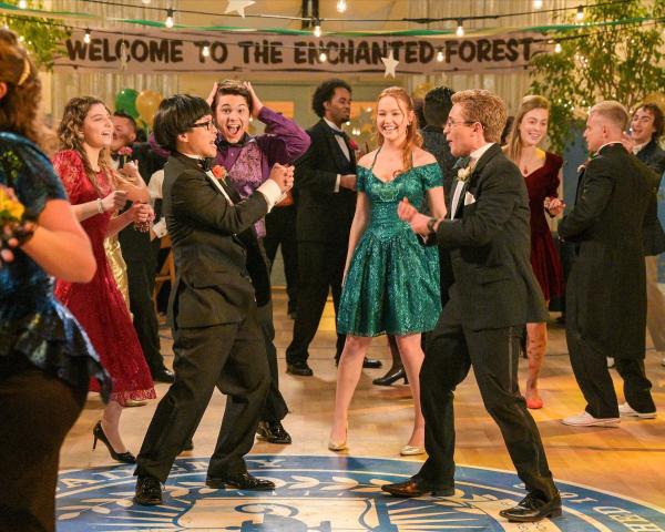 Bild 1 von 18: Im Bild (v.li.): Stephanie Katherine Grant (Emmy Mirsky), Kenny Ridwan (Dave Kim), Sadie Stanley (Brea Bee), Sean Giambrone (Adam Goldberg).