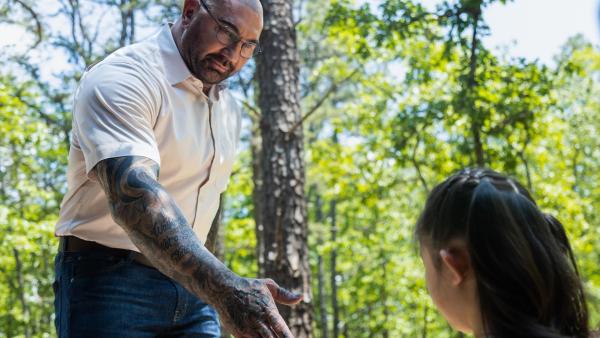 Bild 1 von 8: Leonard (Dave Bautista, l.); Wen (Kristen Cui, r.)
