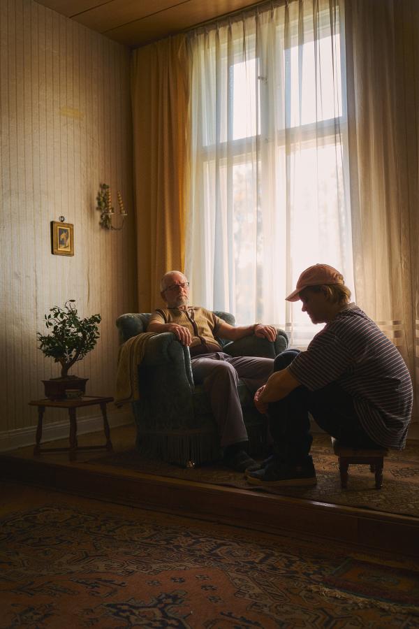 Bild 1 von 6: Herr Elster (Gunnar Helm, l.) erzählt Fred (Wilson Gonzalez, r.) von seiner Vergangenheit.