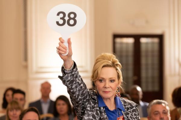 Bild 1 von 5: Deborah (Jean Smart) bietet verbissen auf ein Gemälde von Kandinsky, obwohl sie den Künstler kaum mag. Doch was steckt wirklich hinter ihrem ungewöhnlichen Verhalten?