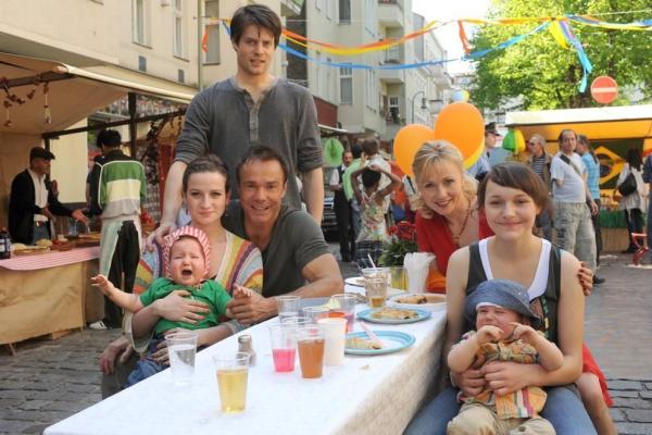 Bild 1 von 10: Schaffen es, die zerstrittenen Gruppierungen des Viertels wieder zu vereinen: (v.l.n.r.) Marla (Nina Gummich), Harald (Hannes Jaenicke), Isko (Johann David Talinski), Sabine (Dana Golombek) und Floh (Nina Monka) ...