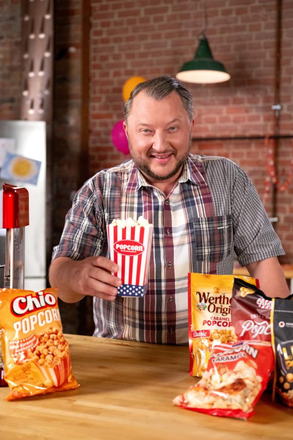 Bild 1 von 10: Fruchtsaftgetränke, Lollis, saure Weingummis und Popcorn: Sebastian Lege baut vier Partysnacks in seiner Werkstatt nach und deckt auf, was wirklich drinsteckt.