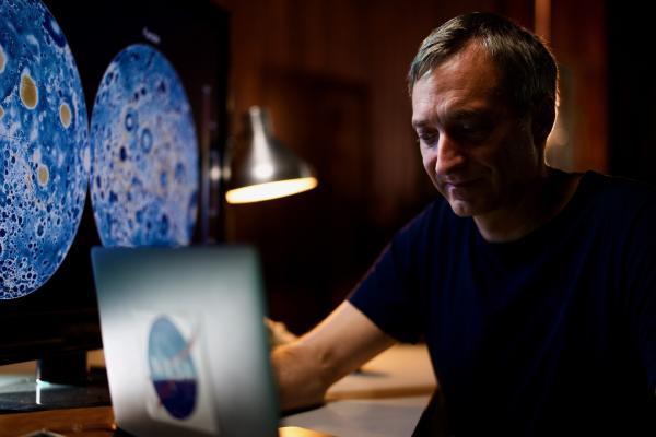 Bild 1 von 5: Dr. Mark Wieczorek vom Observatoire de la C´te d'Azur in Nizza. Sein Institut lieferte wichtige Beiträge zum Verständnis des Mondinneren.