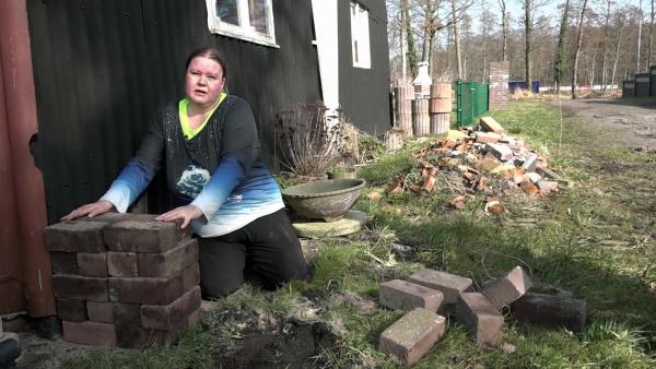 Bild 1 von 2: Nach dem harten Winter gibt es für Sandra (Foto) und ihre Familie in Ostfriesland derweil jede Menge zu tun. Das große Haus samt Garten fordert vollen Einsatz - besonders, weil Sandra und Tino große Pläne für eine Umgestaltung des Außenbereichs haben.