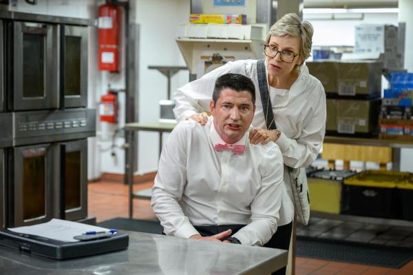 Bild 1 von 5: Ron Donald (Ken Marino, l.); Constance Carmell (Jane Lynch, r.)