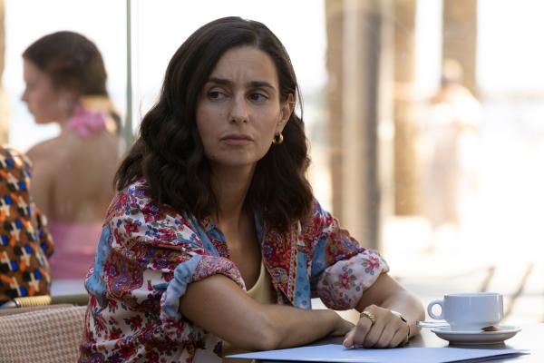 Bild 1 von 10: Alba (Serena Manteghi) beobachtet Jennas Stalker quasi rund um die Uhr.