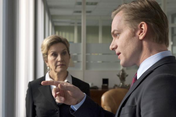 Bild 1 von 18: Frau Schöps (Marita Breuer) ahnt, was ihr Chef Bernd Möller jr. (Patrick Heyn) im Schilde führt.