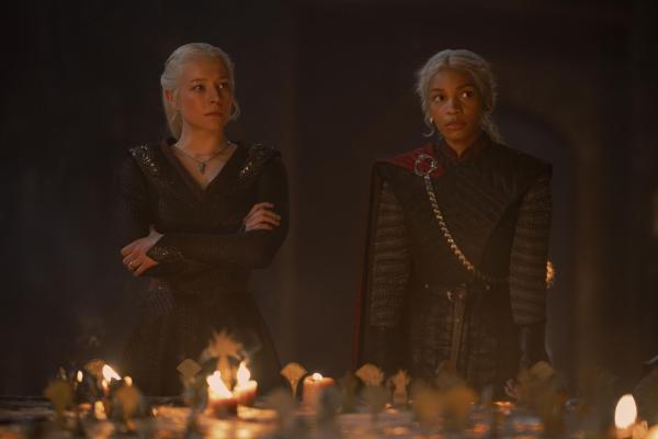 Bild 1 von 17: Rhaenyra Targaryen (Emma D'Arcy, l.); Baela Targaryen (Bethany Antonia, r.)