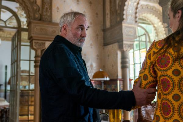 Bild 1 von 3: Villanelle (Jodie Comer) bekommt unerwarteten Besuch von Konstantin (Kim Bodnia). Was Konstantin ihr zu sagen hat, bringt Villanelle komplett aus der Fassung.