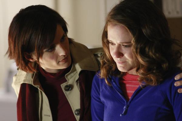 Bild 1 von 61: Hat wirklich die junge Chloe Richardson (Sarah Drew, r.) das Leben der Nanny Sara Manning auf dem Gewissen? Kate (Stana Katic, l.) versucht, ihr Vertrauen zu gewinnen.