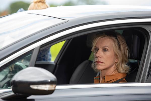 Bild 1 von 3: Die Ex-Frau des Opfers Natasha Carlton (Juliet Stevenson) verfolgt die Ermittlungen mit besonderem Interesse. Denn für sie geht es um mehr, als man denkt.