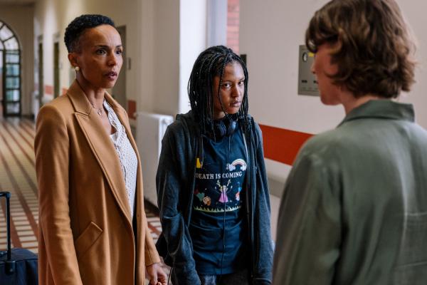 Bild 1 von 5: Claudia (Azizè Flittner, l.) bringt ihre Tochter Ronnie (Zoe Magdalena, M.) in die Klinik zur Therapeutin Dr. Jakobsen (Minna Wündrich, r.).