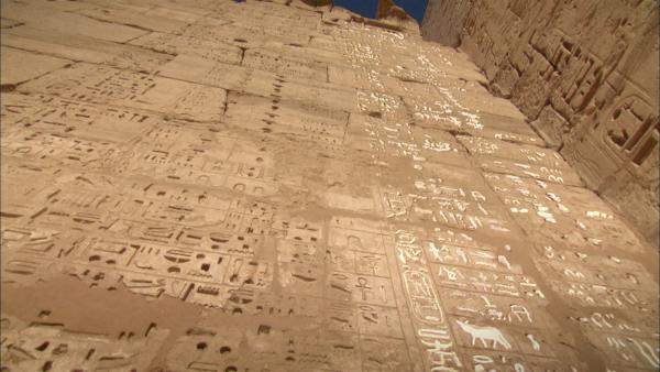 Bild 1 von 5: Hieroglyphen galten lange Zeit als rätselhafte Nachrichten, die uns die Alten Ägypter hinterlassen haben. Erst Ende des 19. Jahrhunderts ermöglichte eine Steintafel, ihrem Rätsel auf die Spur zu kommen.