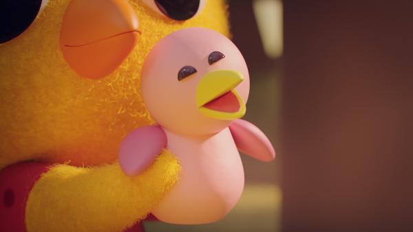 Bild 1 von 3: Damit Bob nicht so allein ist, vertraut Karla (l.) ihm ein Vogelbaby (r.) zur Pflege an.