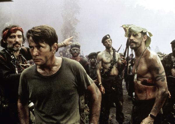 Bild 1 von 3: Captain Willard (Martin Sheen, 2. von links) ist zusammen mit Jay Hicks (Frederic Forrest, rechts) in der Hölle von Colonel Kurtz angekommen, wo er von einem überdrehten amerikanischen Fotoreporter (Dennis Hopper) in Empfang genommen wird.