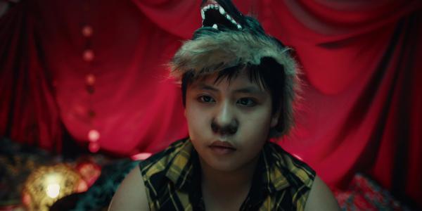 Bild 1 von 5: Rocco (Hoang Minh Ha) kommt als Werwolf verkleidet zu den Nachbarn, um beim Rollenspiel teilzunehmen.