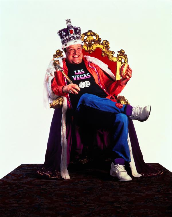 Bild 1 von 9: Die gesamte britische Königsfamilie wird auf tragische Weise ausgelöscht. Der nächste Verwandte der Royals ist der windige Barpianist Ralph Hampton Gainesworth Jones (John Goodman), der nun einspringen muss, um die Monarchie aufrechterhalten zu können ...