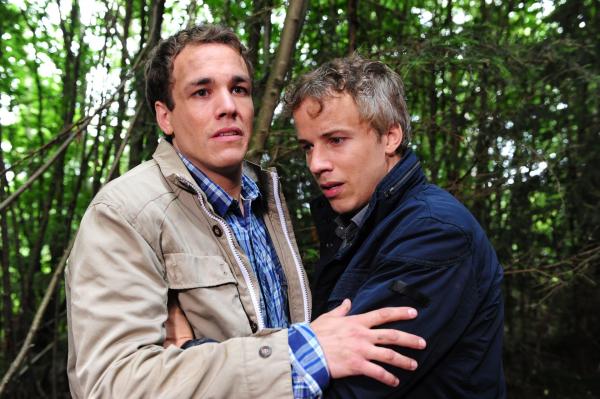 Bild 1 von 10: Xaver (Jan van Weyde, l.); Martin (David Paryla, r.)