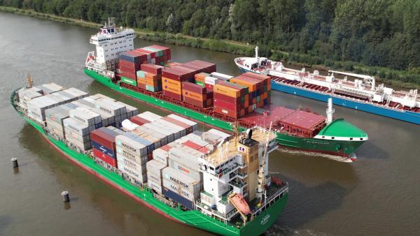 Bild 1 von 2: Der Nord-Ostsee-Kanal gehört zu den meistbefahrenen künstlichen Wasserstraßen der Welt, durch den insbesondere Containerschiffe verschiedene Waren befördern.
